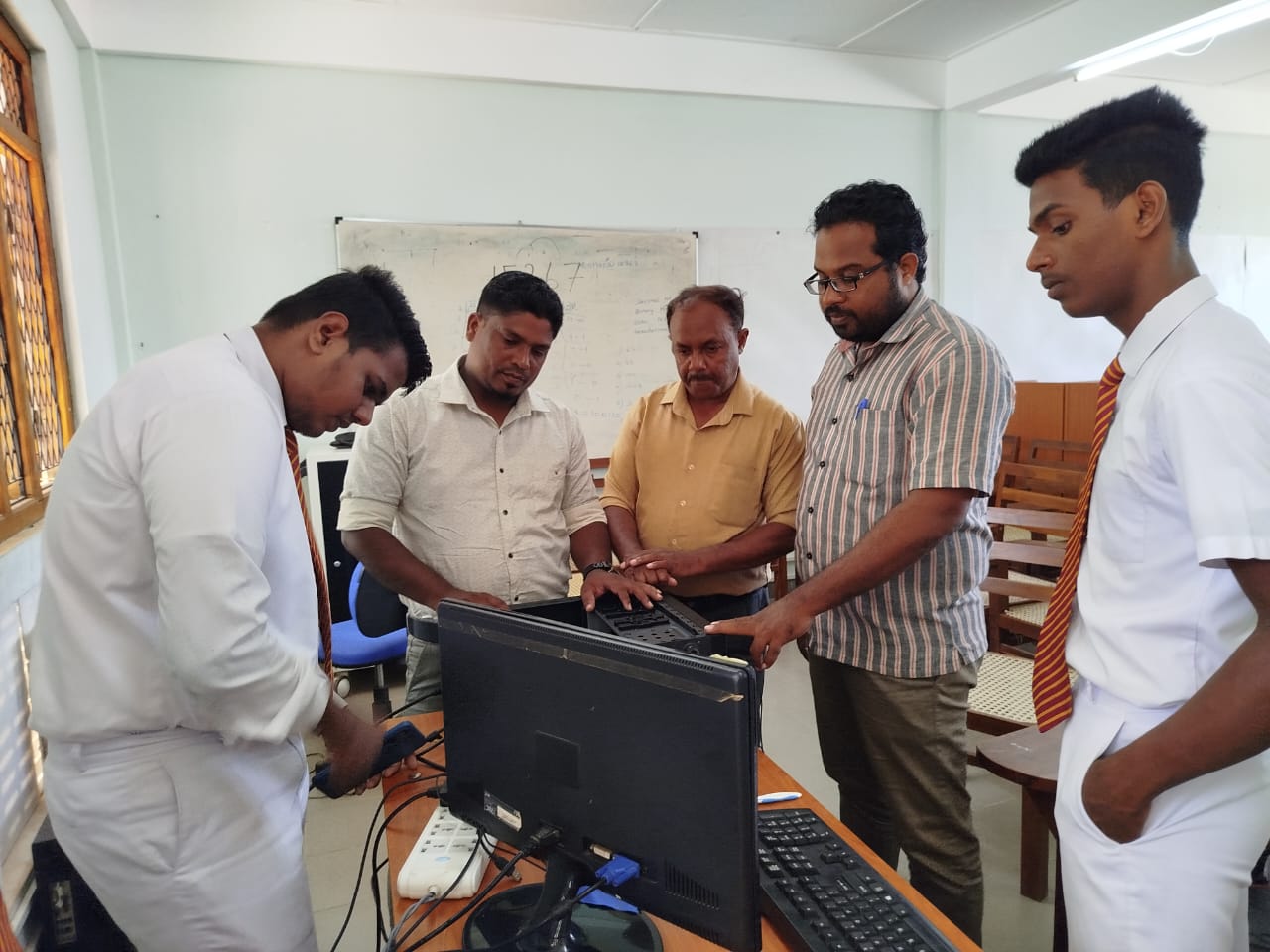 வலயமட்ட கணினி ஆய்வுகூட திருத்தட் குழு